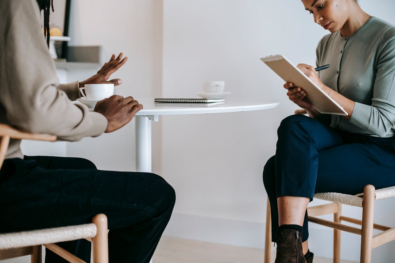 speaking-with-a-bipoc-counsellor-in-vancouver a client speaking with a BIPOC counsellor in Vancouver