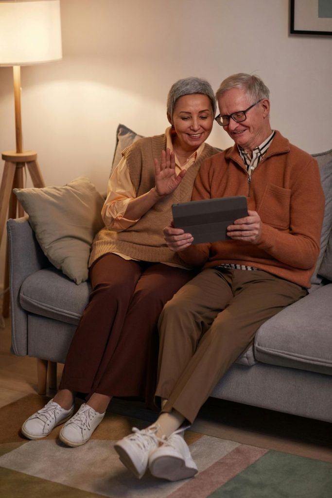 virtual-couples-counselling a couple working with a virtual relationship therapist online