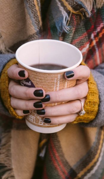 coping-seasonal-depression-vancouver woman holds a warm drink in the winter to support her seasonal depression