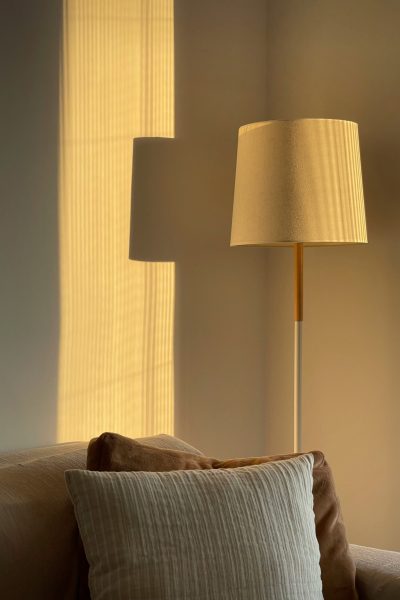 somatic-therapy-office-kitsilano-vancouver A warm and cozy therapy room at Haven Collective in Kitsilano, featuring natural light, comfortable seating, and a calm atmosphere for somatic healing.