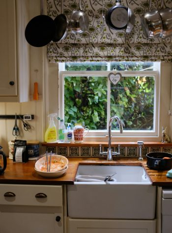couples-counselling-kitsilano-attachment-styles A sink of dirty dishes that a couple is fighting about, but it's not really about the dishes