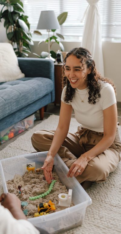 child-therapy-vancouver-kitsilano-play-therapy A Child therapist at Haven Wellness Collective offering play therapy with a child in Vancouver